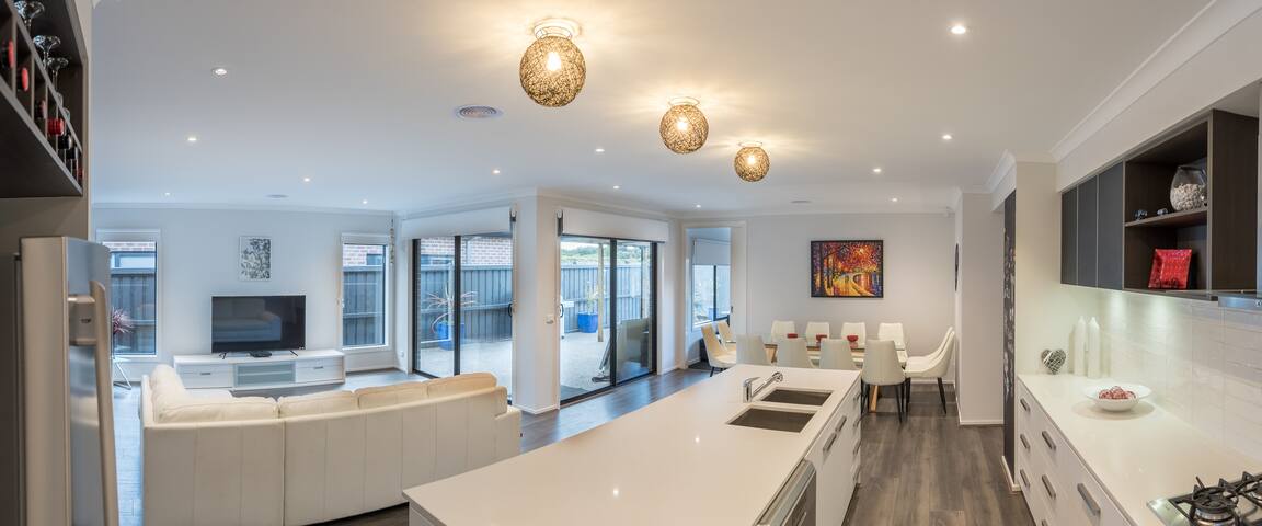 Hillside Torquay – Sleeps 17 – Strictly Family gallery image 2