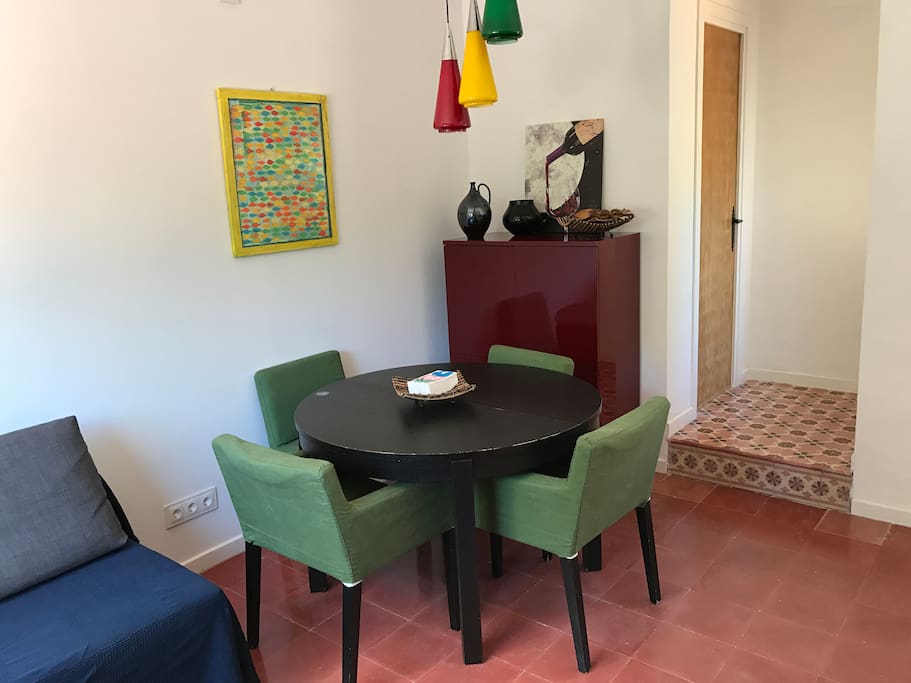 Extendable dining table