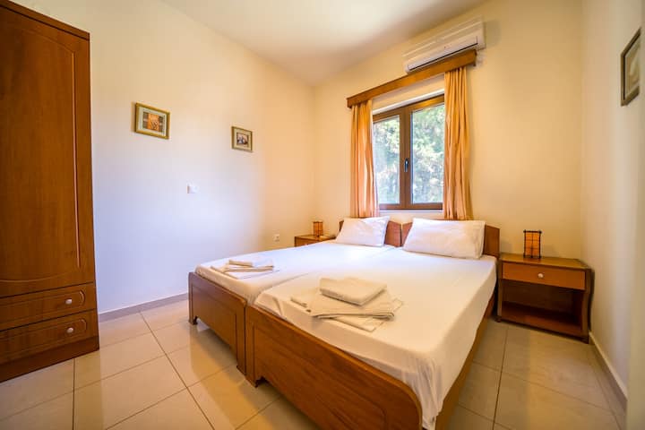 Bedroom 5: Two Single beds