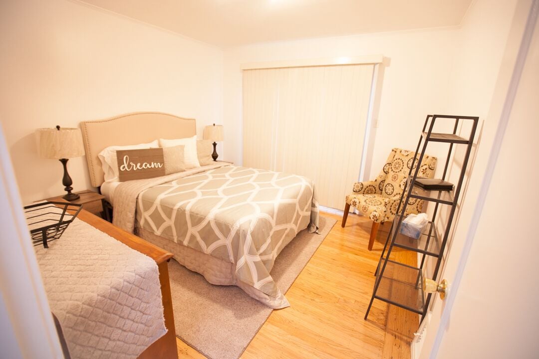 Pana chumba cha kulala cha 2, kitanda cha ukubwa wa Malkia, kabati la nguo mara tatu, godoro la juu la mto na Mfariji wa Chini.  Mlango unaelekea kwenye dawati la nje la Loveseat, Meza na Viti kwa mtazamo wa Bahari. 