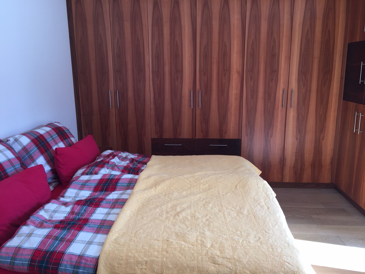 Спалня за родители с двойно легло.