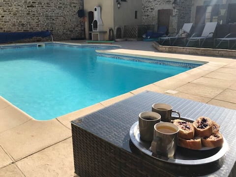 Heated pool sleeps 12 in Bussiere Poitevine town