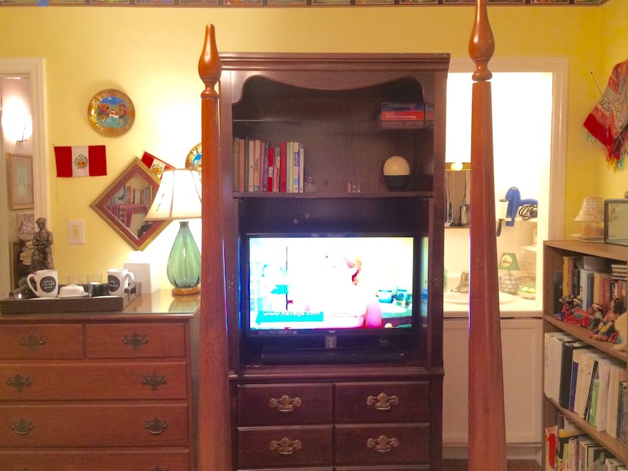 32" TV with DVD player, antenna TV, Wi-Fi.