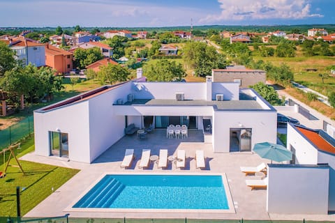Villa Mateo with heated pool