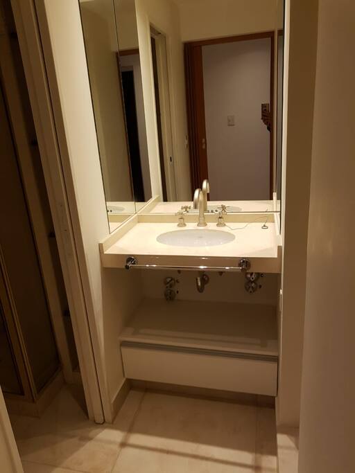 Uno de los tres baños completos
