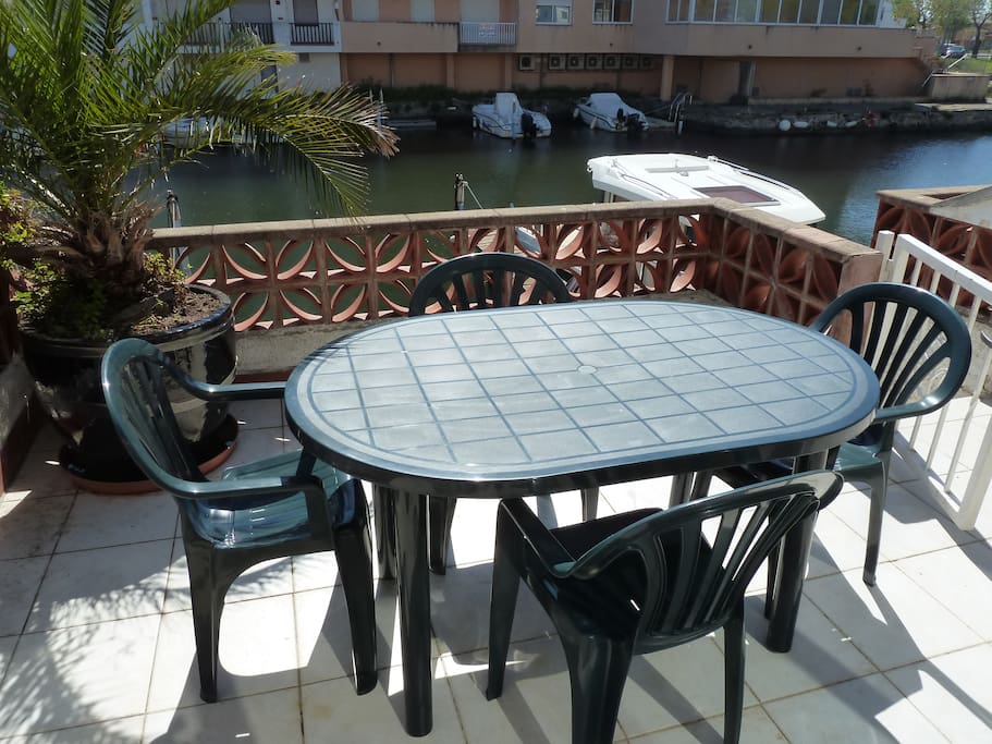 terrasse sur canal avec amarre