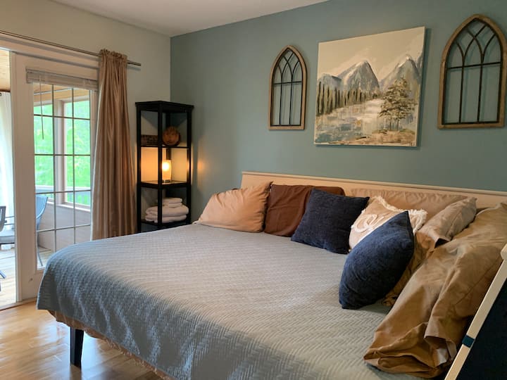 Kjo dhomë e vogël i ka të gjitha!  Një CORNERBED I personalizuar me shpinë të pjerrët për të lexuar ose për të parë televizor.  Tonet blu dhe jeshile të tokës komplimentojnë pamjen.  Grila, perde që errësojnë dhomën, ventilator dhe një televizor 51". Luks dhe rehati për të gjithë! 