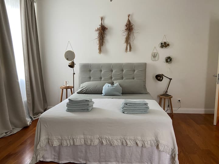 Suite matrimoniale 3 con vari scompartimenti per i vostri vestiti e bagagli.
Al vostro arrivo troverete il letto pronto con kit asciugamani per ogni ospite.
Camera finestrata
Letto singolo disponibile per il settimo ospite su richiesta