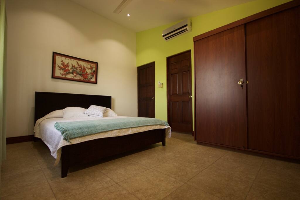 Cada uno de nuestras 5 habitaciones cuentan con cama queen, A/C y su propio baño.