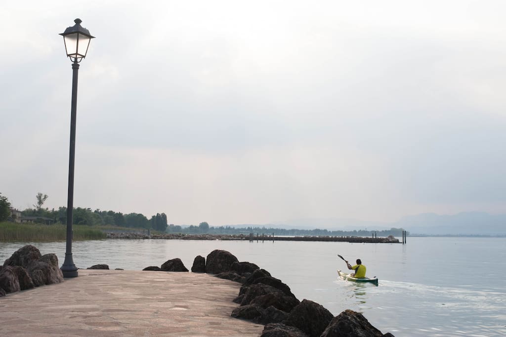 attività sportive e passeggiata lungo lago
