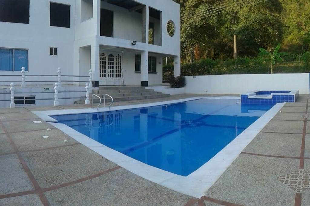 fachada de la casa, casa con piscina y jacuzzi