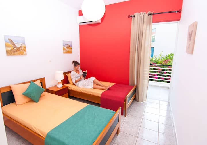 (5) Dormitorio vintage, con su propio balcón y un gran armario.