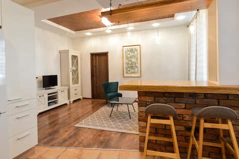 Courtyard gallery apartment with free parking