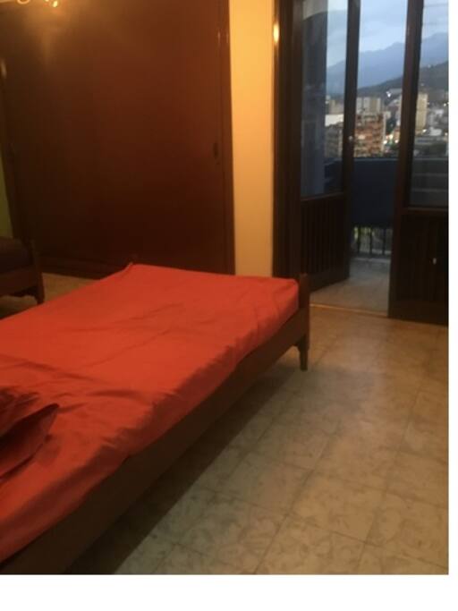 Cuarto 1: Dos camas sencillas, closet y balcón compartido