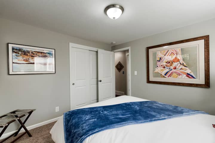 Spálňa s manželskou posteľou Queen #2 so skriňou