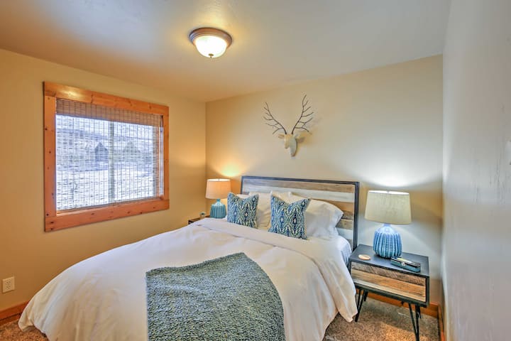 Კარგად გამოიძინეთ ამ წყნარ უბანში, პლუშის 152 × 203 სმ საწოლზე. გვიანი ღამის გასათევი ღამეებისთვის საძინებლის ყველა ფანჯარაში არის დამაბნელებელი ფარდა.
 