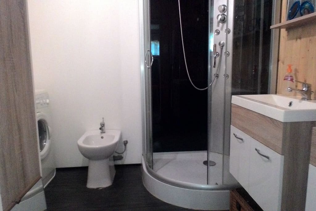 Massage shower bath, bidet, WC. Masážní sprchový box, bidet, wc.