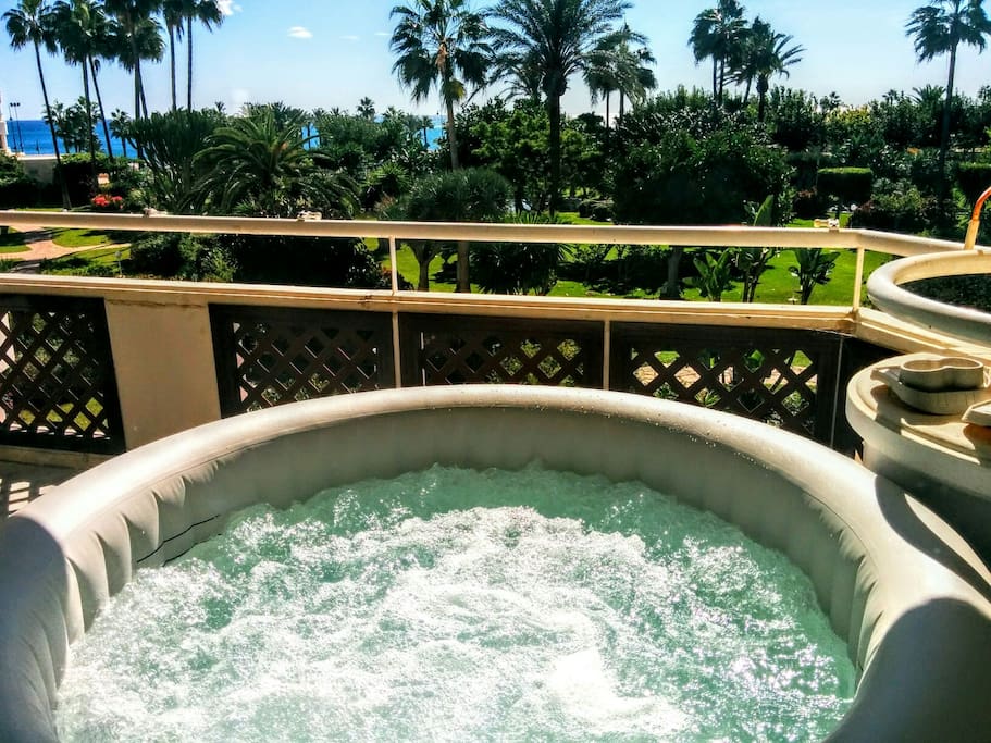 Jacuzzi on the terrace with seaview for 4 people