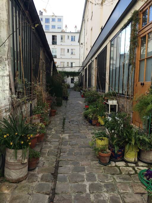 La cour depuis la rue