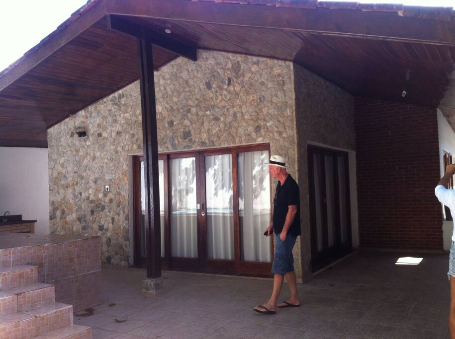 Casa térrea com churrasqueira e piscina na frente da casa ,toda a casa da para o quintal .