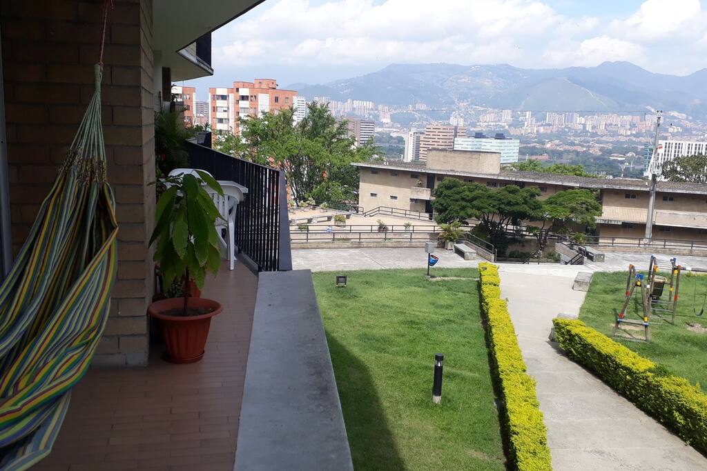 Vista de la habitación y del balcón