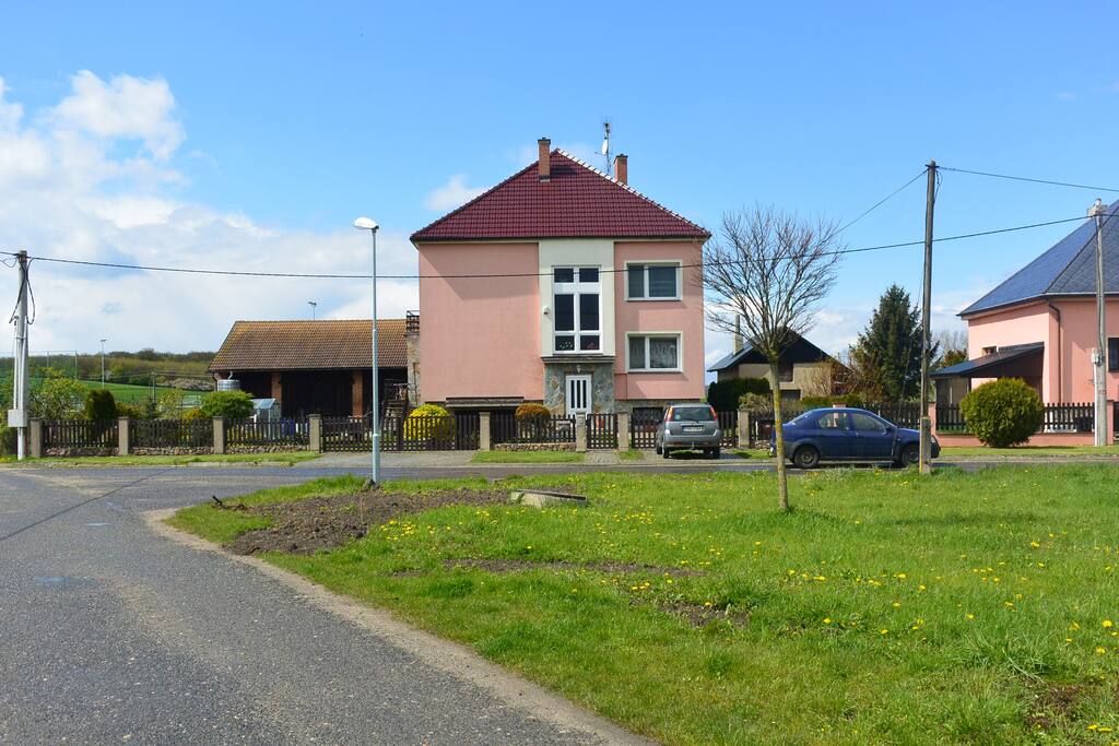 Pohled z přední strany - View from driveway