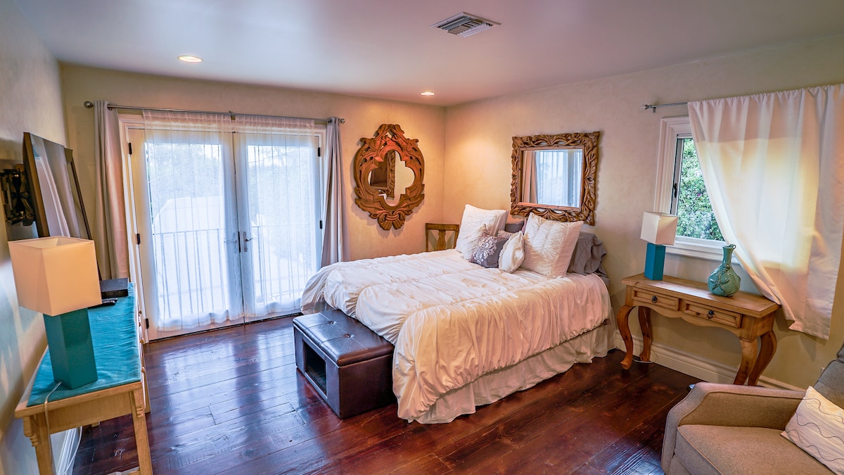 Spálňa s manželskou posteľou veľkosti King.