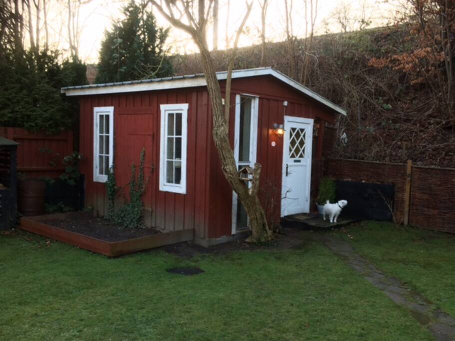 The garden-annex, a nice extra room, suitable for sleeping