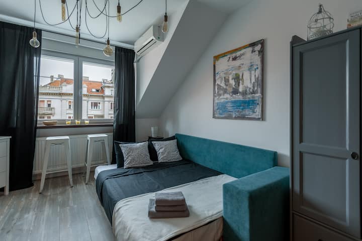 ห้องนั่งเล่นพร้อมโซฟาที่นอน