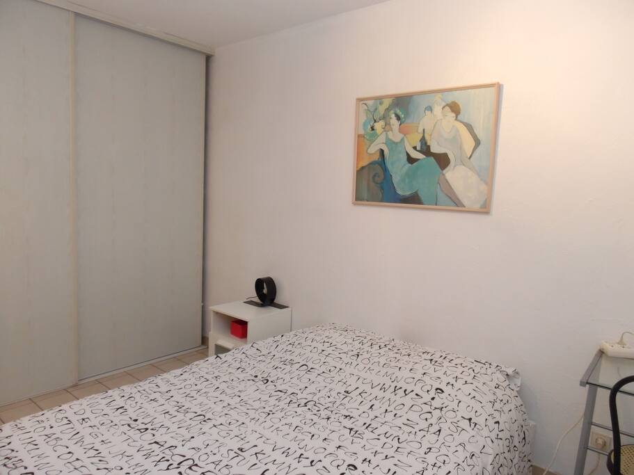 chambre coquette avec lit 140 et placard de rangement
