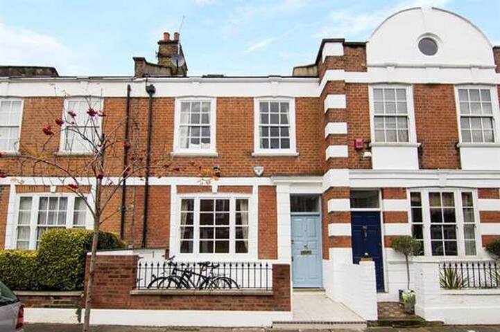 Central London family home (close to Chelsea FC) gallery image 3