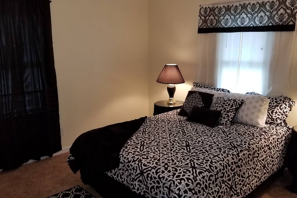 Queen Room A (View 1)