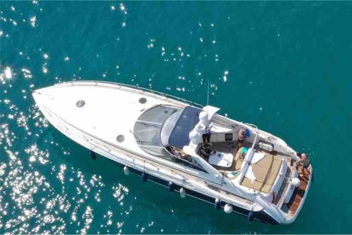 Magnifico yate en Barcelona con Boat tour incluido gallery image 4