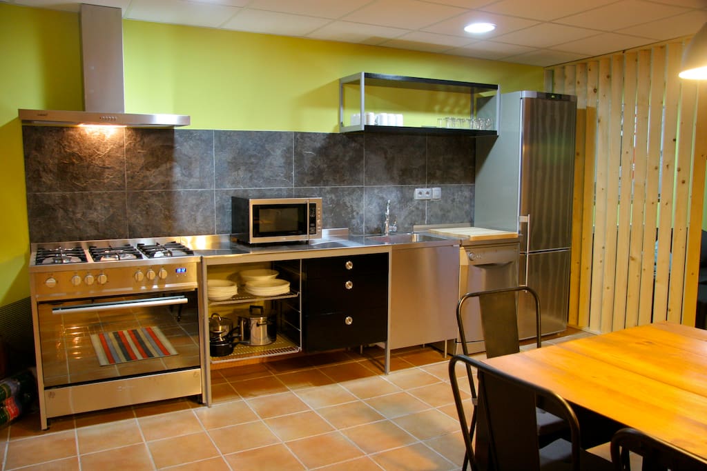 Txoko, con cocina comedor para 12 personas. Tiene todo lo necesario.