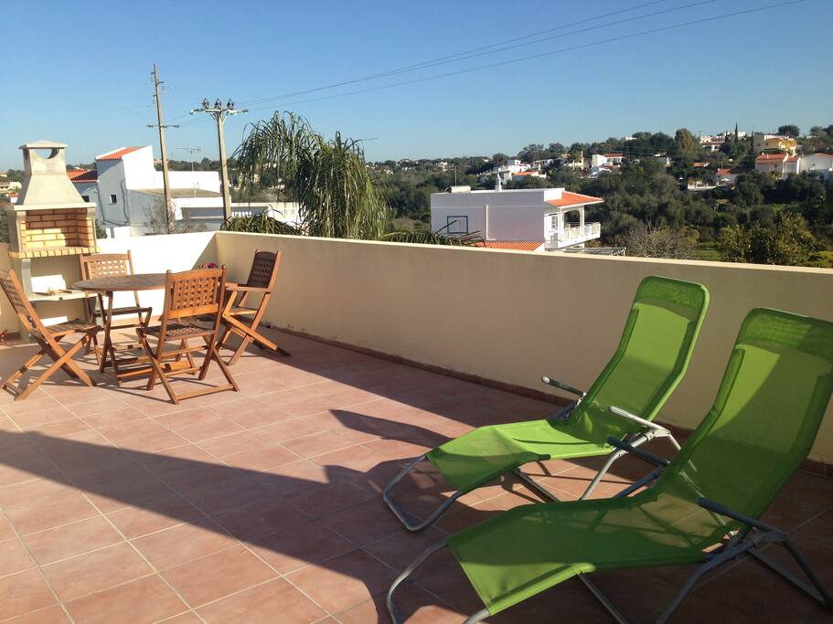 La terrasse, ses transats, son barbecue et la table pour profiter de vos repas au soleil