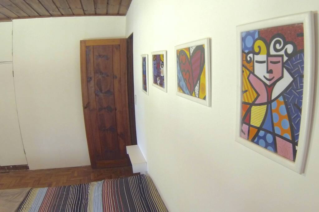 Quarto 01 : Para até 4 pessoas
Uma cama de casal e duas de solteiro, ou quatro de solteiro