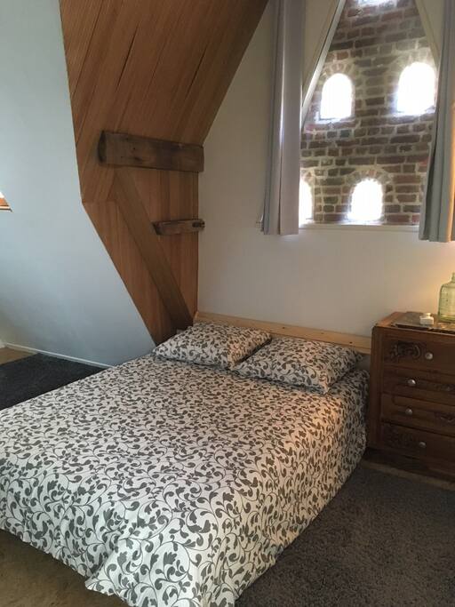 La chambre avec un lit double