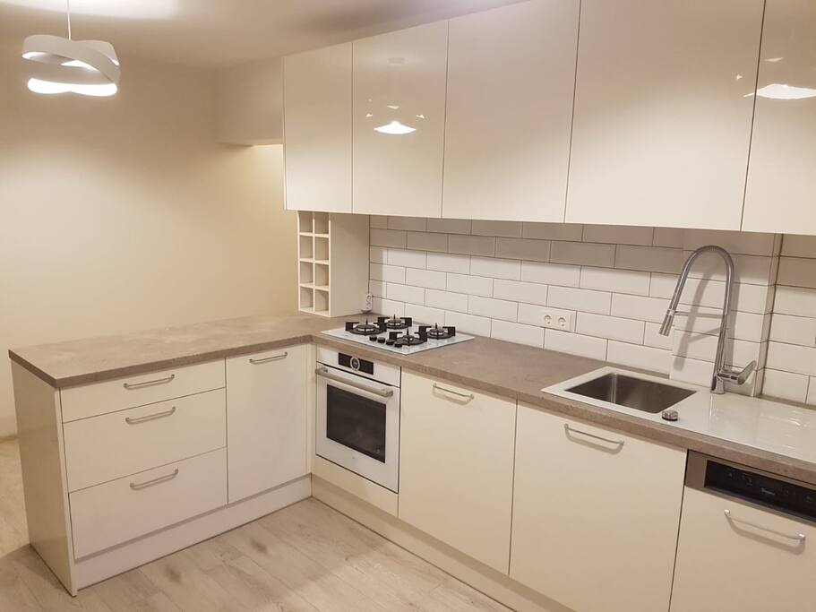 Fully equipped kitchen.
Полностью новая кухонная мебель и оборудование.