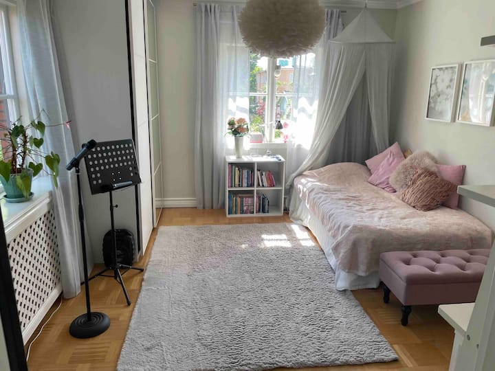 Chumba cha vijana kwenye ghorofa ya 2 karibu na chumba cha kulala. Chumba kizuri chenye madirisha mawili kuelekea kwenye bustani, skrini tambarare ya televisheni, meza ya vipodozi iliyo na balbu. Nafasi kubwa katika mojawapo ya wodi mbili. Kitanda kikubwa chenye mito na mablanketi yenye starehe