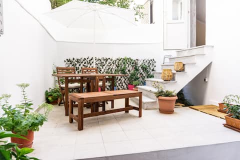 NEW and cozy studio in old town with backyard!!