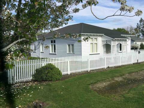 Lumsden Cottage Including Free Unlimited WiFi.