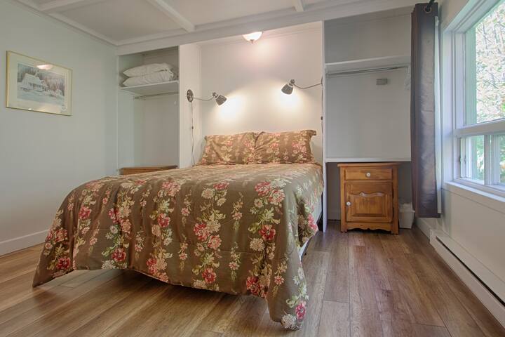 Chambre principale avec un lit queen. 
/ Master bedroom with a queen size bed. 