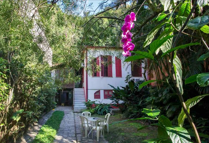 Conforto e charme em meio a natureza