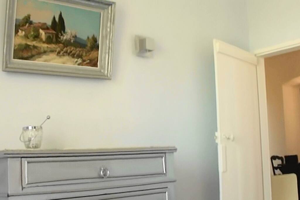 lit et commode en bleu et argent