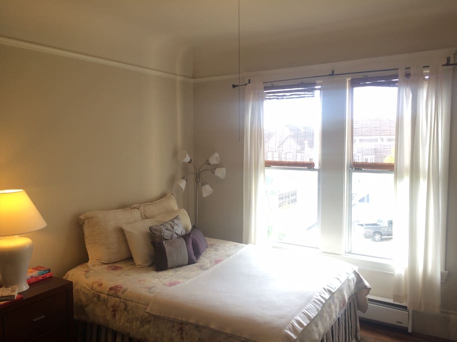 the bedroom (room (1)