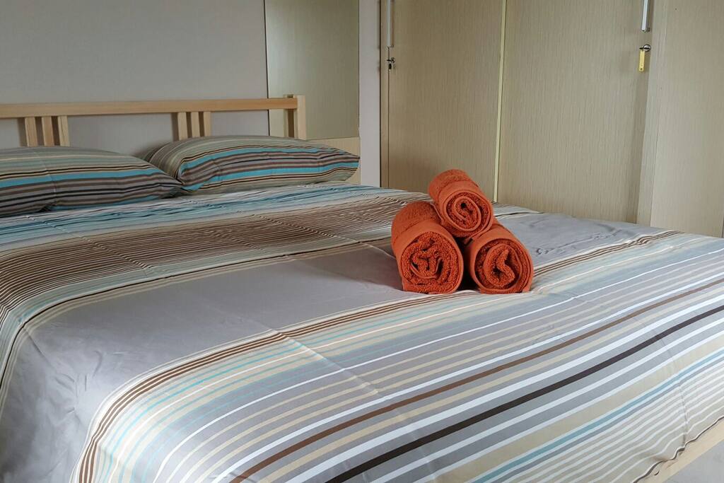 Towels and amenities are provided