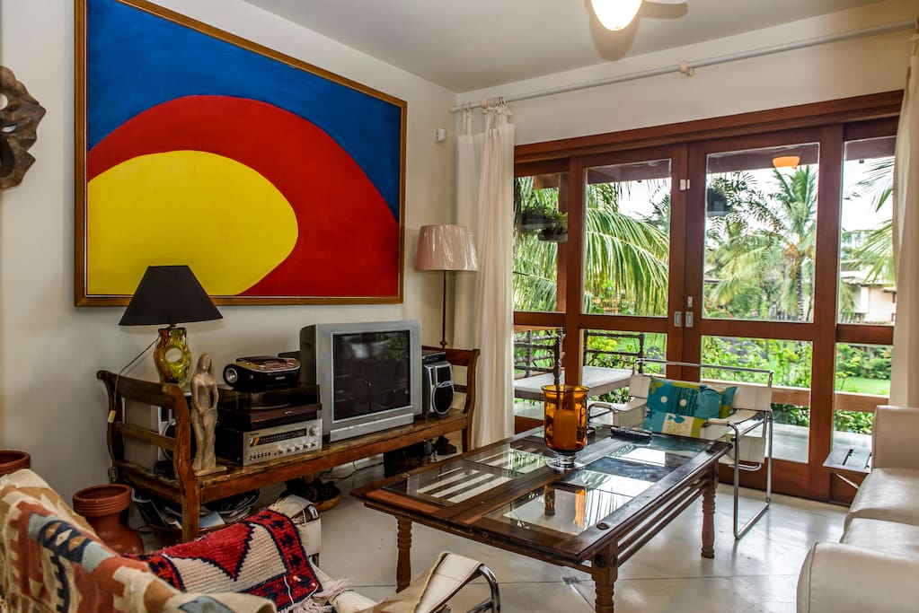 sala de estar com TV a cabo e ventilador de teto / Living room with cable TV and ceiling fan
