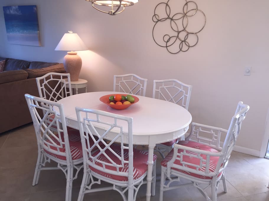 Dining area seats 6
