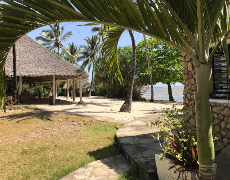 Inner beach, bar/rondavel to left, lamu bed at far end