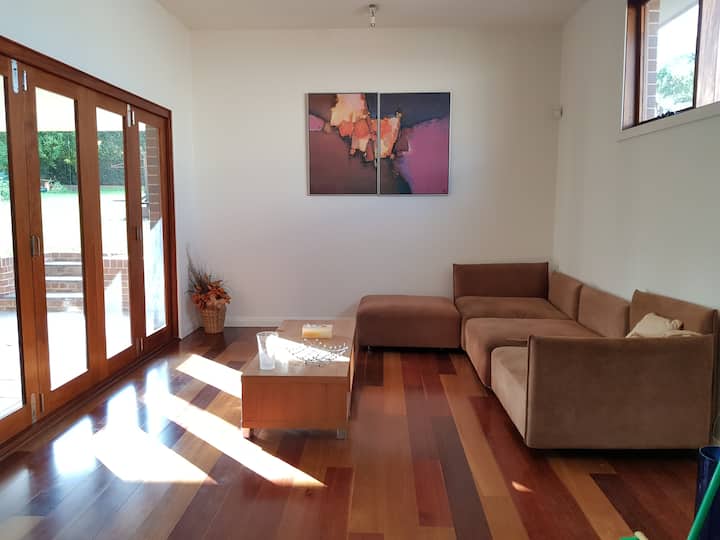 Hlavná salónik - otvára sa na zadnú terasu